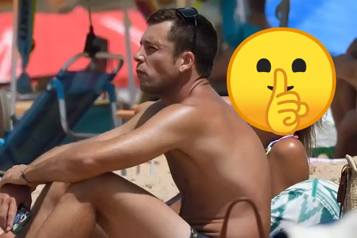 Hombre sentado en la playa con un emoji de cara sonriente y dedo en la boca superpuesto.