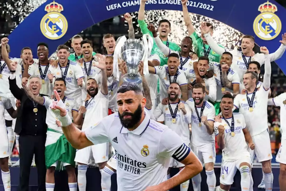 Jugadores del Real Madrid celebrando la victoria en la UEFA Champions League 2021/2022 con el trofeo en alto y confeti en el fondo.