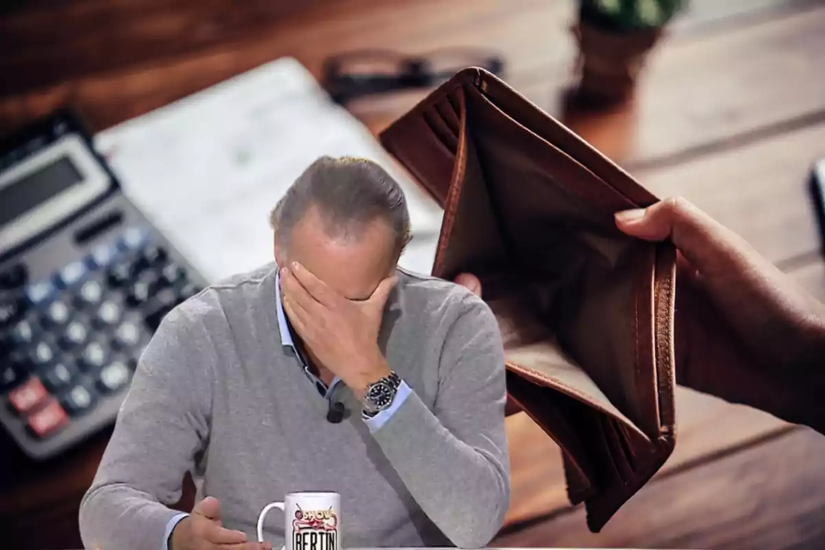 Un hombre con la mano en la cara parece preocupado mientras sostiene una taza, junto a una imagen de una billetera vacía sobre una mesa con una calculadora y papeles.