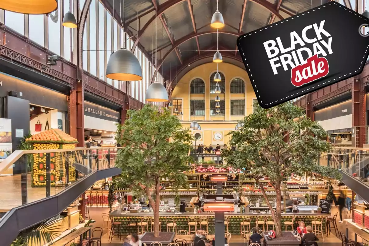 Interior de un mercado moderno con decoración de frutas y un letrero de oferta de Black Friday.