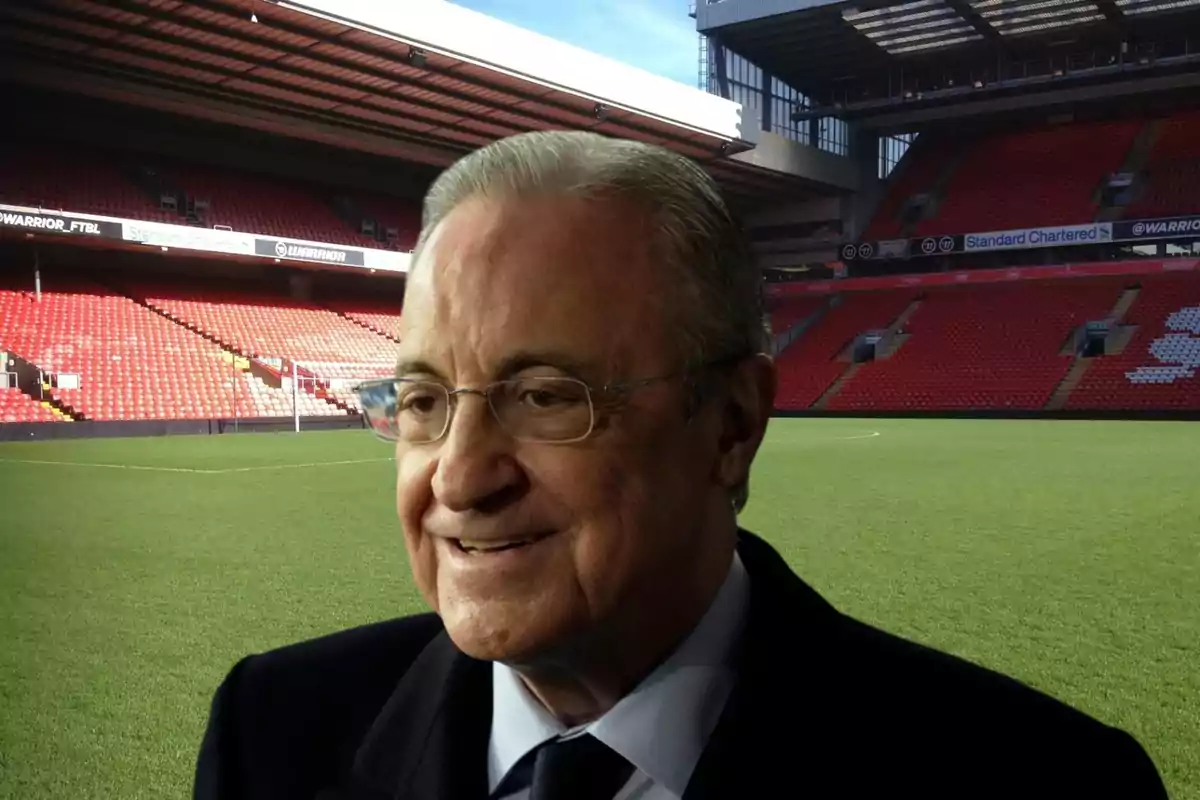 Florentino Pérez sonriente y de fondo la imagen del terreno de juego del estadio del Liverpool