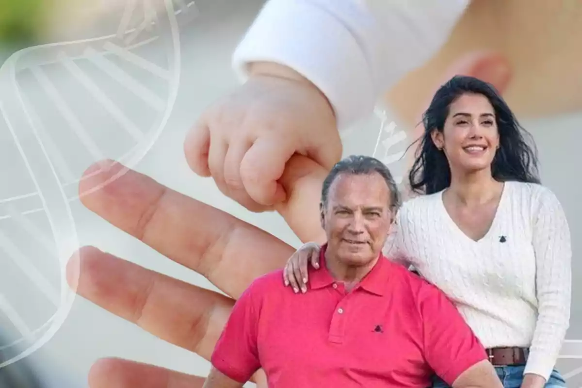 Bertín Osborne con polo rojo junto a Gabriela Guillén, ambos sonrientes, y de fondo una mano adulta que coge la mano de un bebé