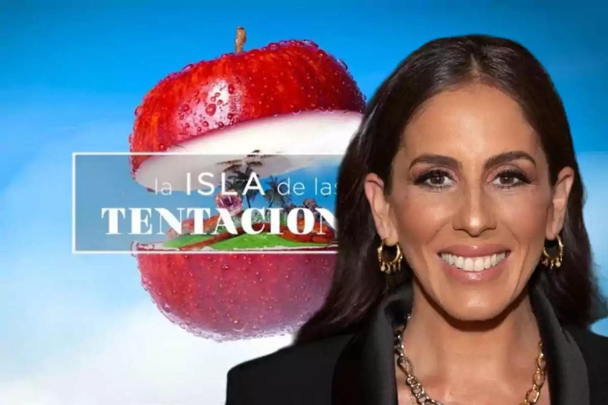 Mujer sonriendo frente a un cartel de "La Isla de las Tentaciones" con una manzana roja mordida de fondo.