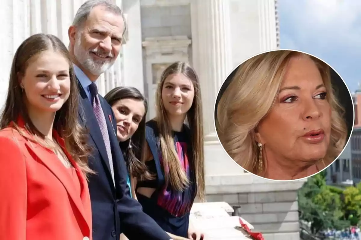 Una familia posando al aire libre junto a un edificio con columnas, con un recuadro que muestra a una mujer rubia en primer plano.