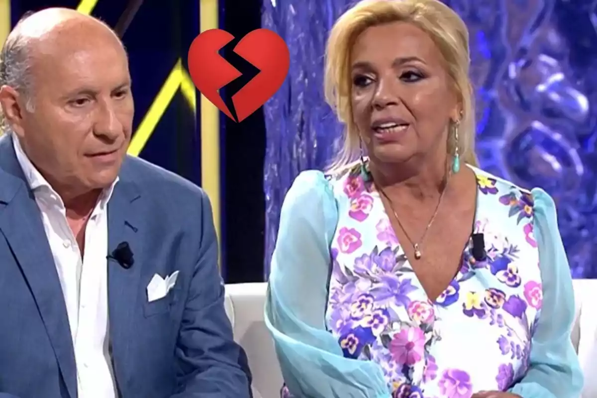 Una pareja sentada en un programa de televisión con un corazón roto sobre ellos.