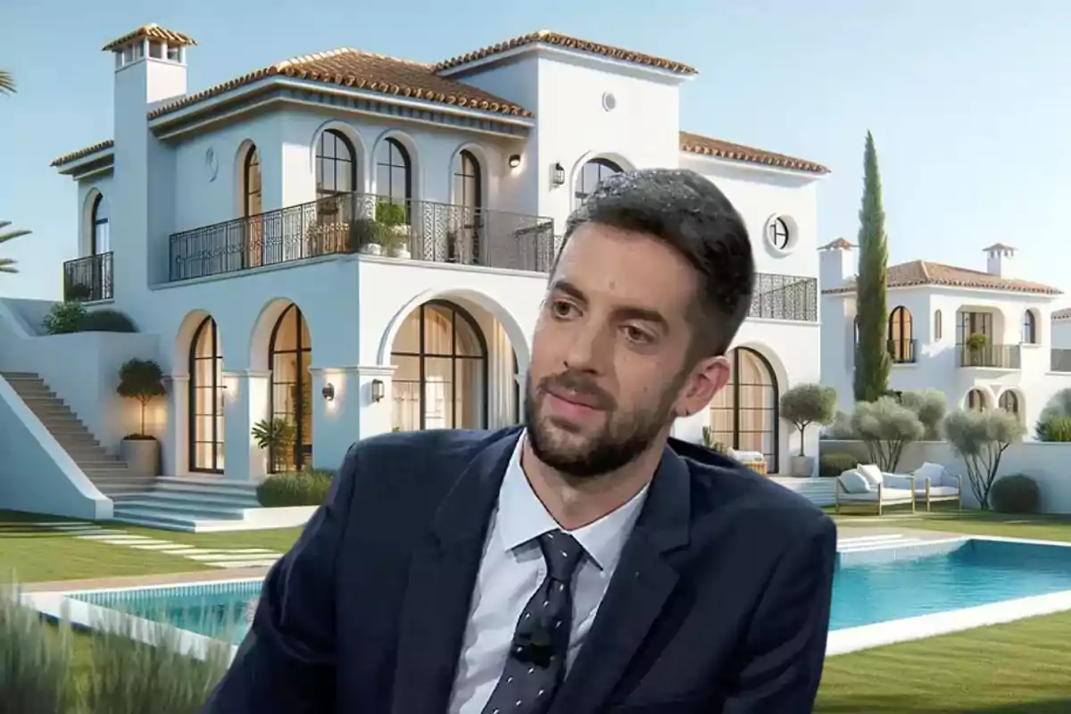 Un hombre con traje está frente a una casa moderna con piscina y jardín.