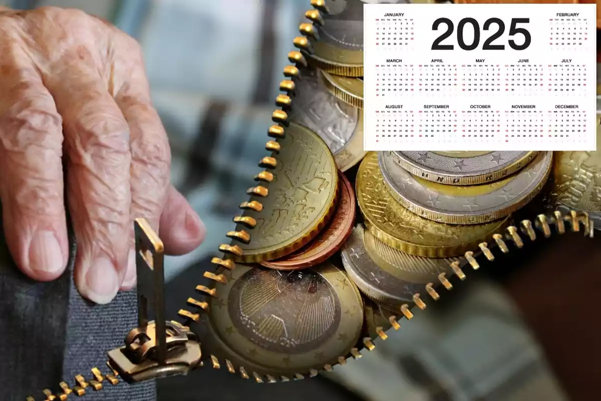 Una mano de una persona mayor junto a una cremallera que revela monedas y un calendario del año 2025.