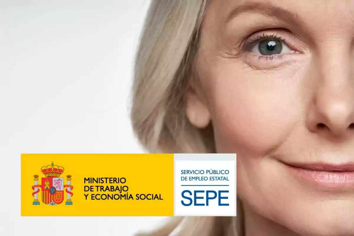 Mujer sonriente junto a los logotipos del Ministerio de Trabajo y Economía Social y del Servicio Público de Empleo Estatal (SEPE).