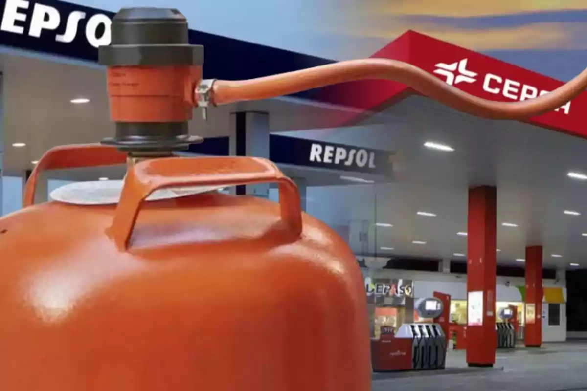 Cilindro de gas naranja frente a una estación de servicio con logotipos de Repsol y Cepsa.