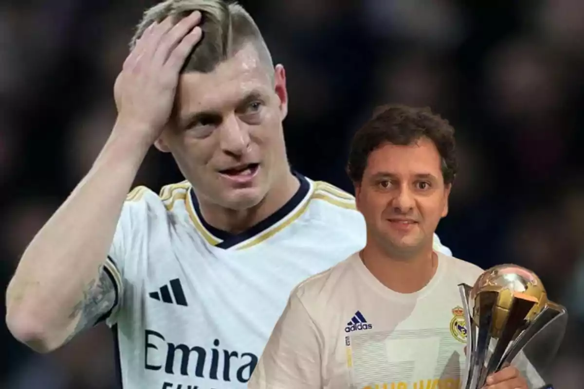 Un jugador de fútbol con la camiseta del Real Madrid se toca la cabeza mientras que otra persona, también con una camiseta del Real Madrid, sostiene un trofeo.