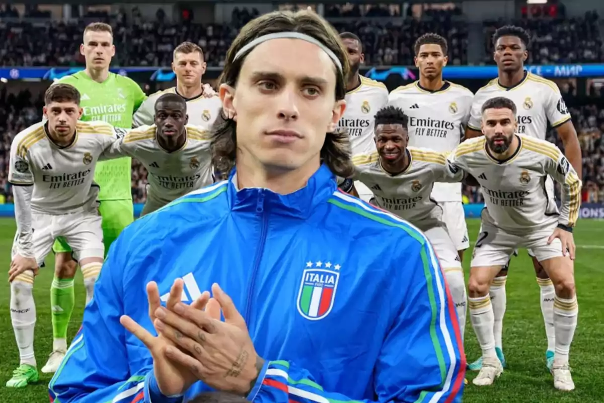 Un jugador con una chaqueta azul de Italia está en primer plano, mientras que un equipo de fútbol con uniformes blancos del Real Madrid está posando en el fondo.