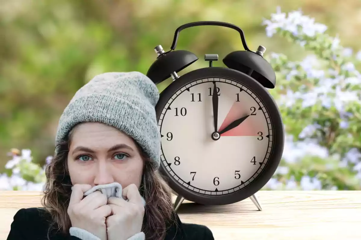 Una persona con gorro de lana se cubre la boca con un suéter mientras un reloj despertador marca las 2:00 en un fondo de naturaleza.