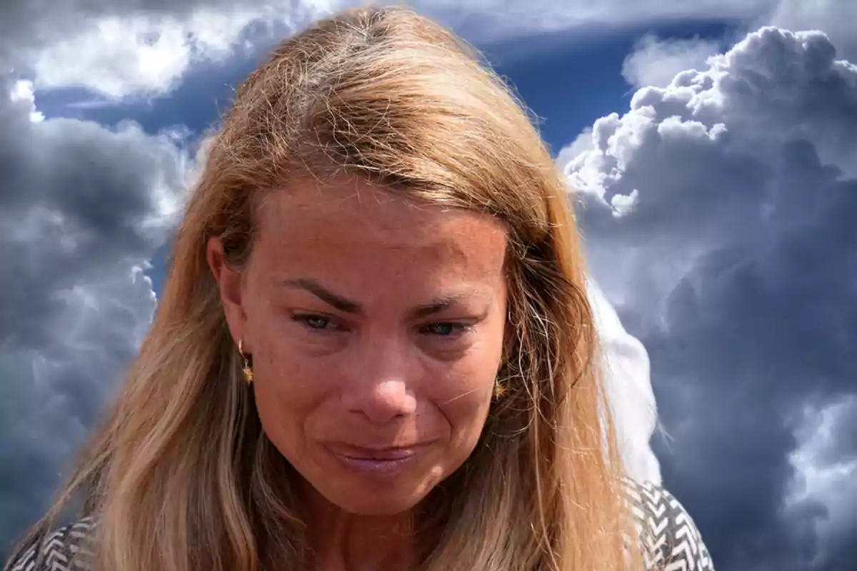 Una mujer con expresión triste y lágrimas en los ojos, con un fondo de nubes oscuras y cielo tormentoso.