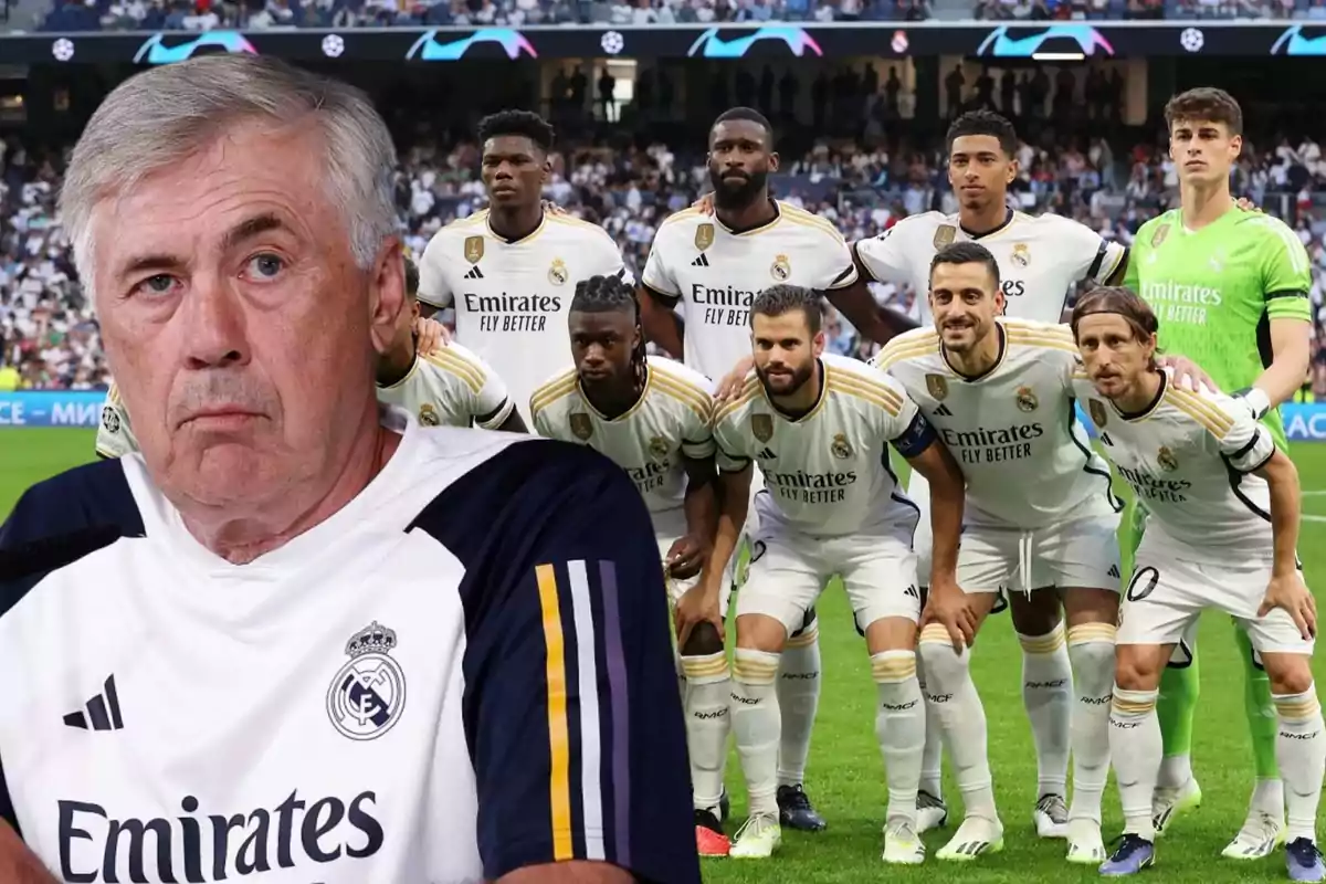 Un entrenador de fútbol con expresión seria en primer plano y un equipo de fútbol posando para una foto grupal en el fondo, todos con uniformes blancos y el logo de "Emirates Fly Better".