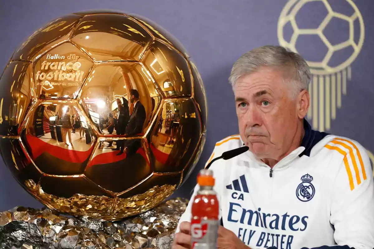 Un hombre en una conferencia de prensa junto a un trofeo dorado.