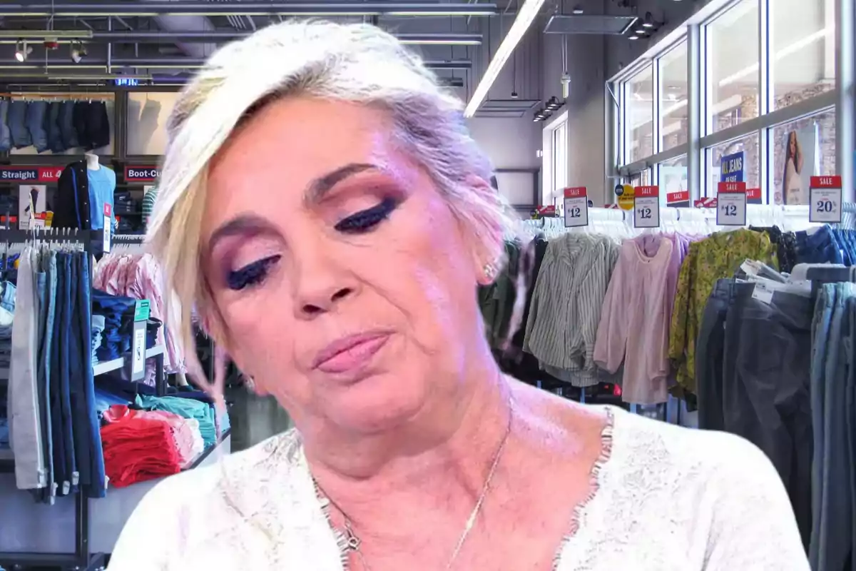 Carmen Borrego con una tienda de ropa detrás llena de camisas y pantalones