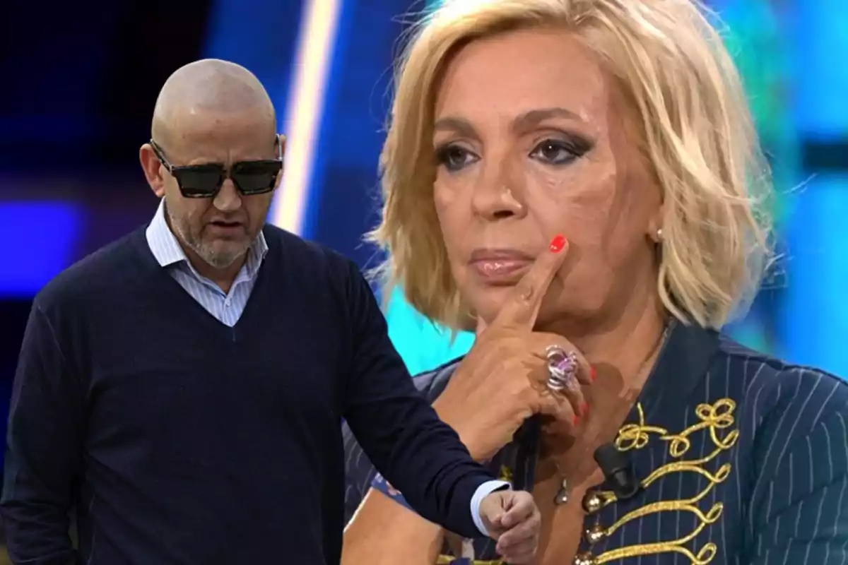 Un hombre calvo con gafas de sol y una mujer rubia pensativa en un programa de televisión.