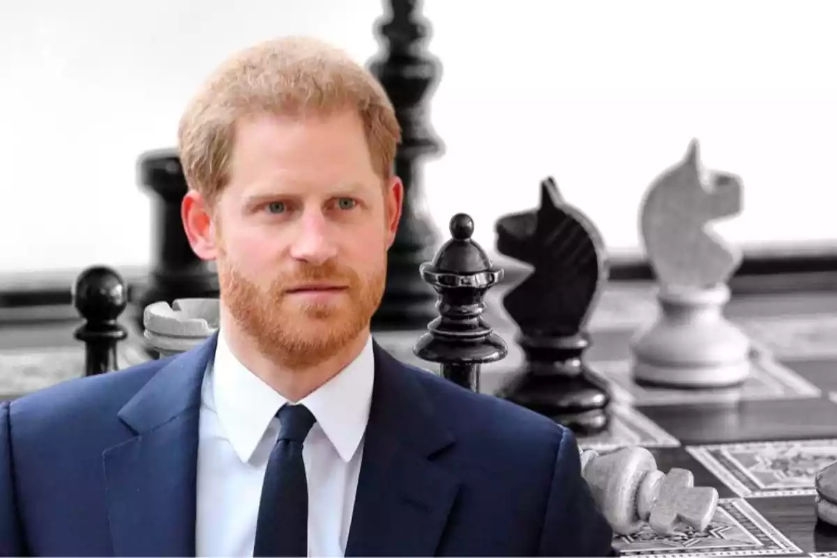 Príncipe Harry con un tablero de ajedrez de fondo