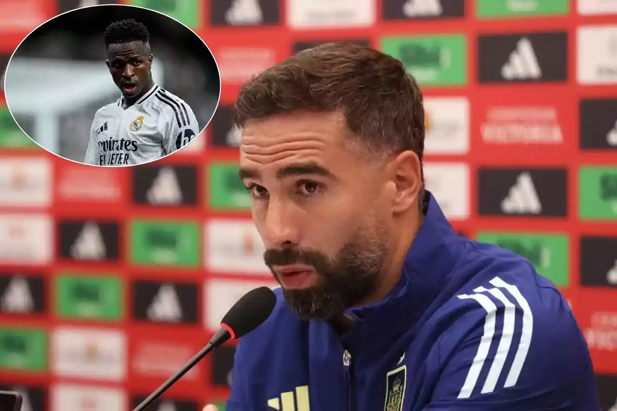 Un hombre con barba y chaqueta azul habla en una conferencia de prensa, con una imagen insertada de un jugador de fútbol en uniforme blanco en la esquina superior izquierda.