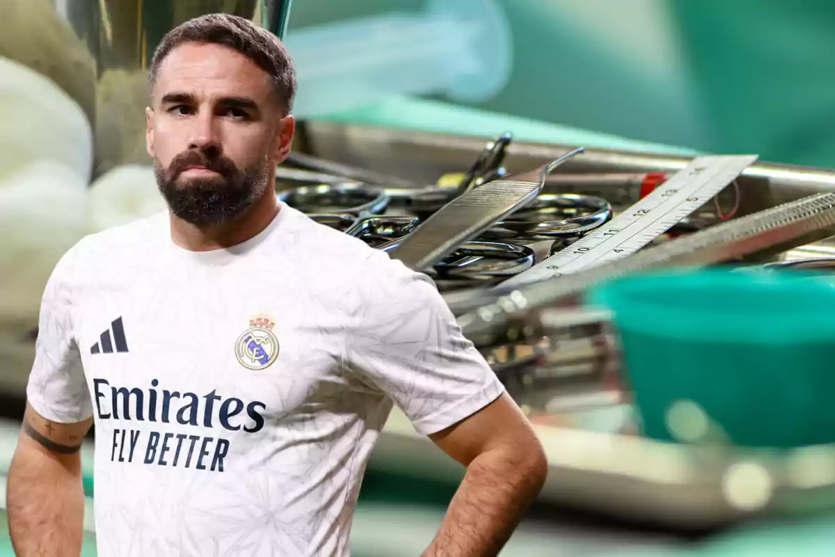 Un hombre con camiseta de fútbol blanca del Real Madrid está frente a un fondo de instrumentos médicos.