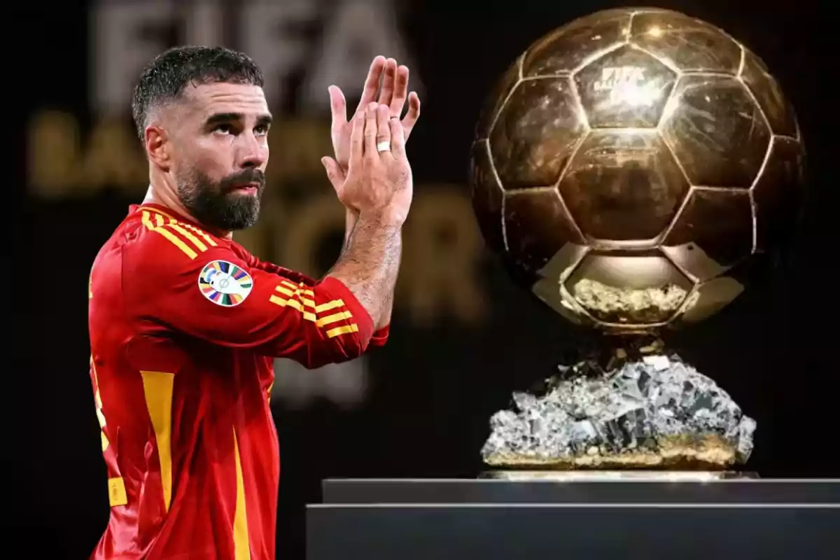 Un jugador de fútbol aplaudiendo junto a un trofeo de Balón de Oro.