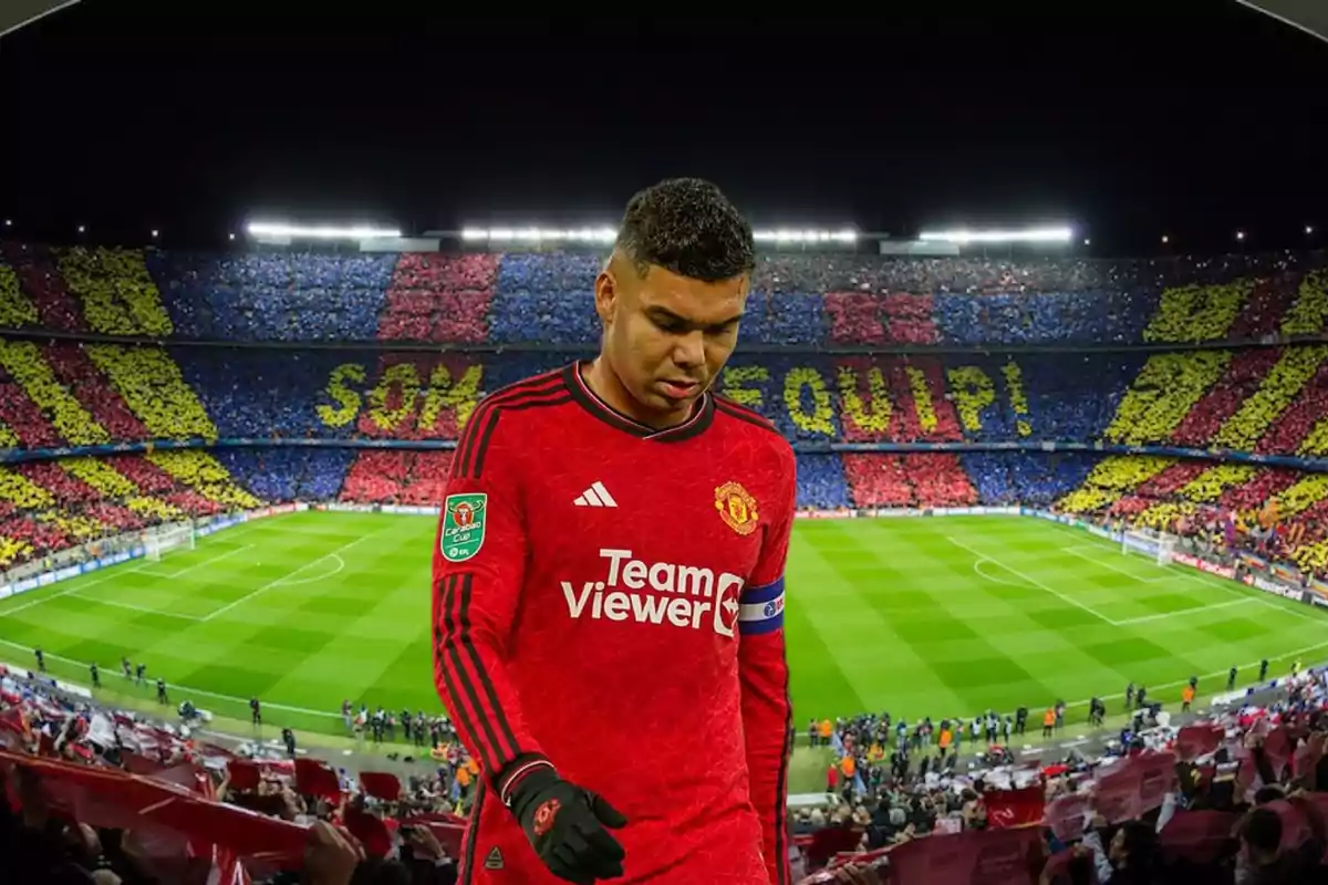 Jugador de fútbol con uniforme rojo del Manchester United en un estadio lleno de aficionados con mosaico de colores azul, rojo y amarillo.