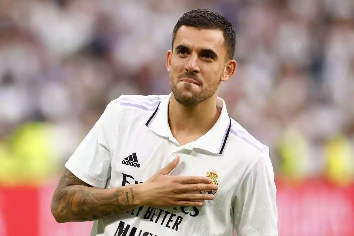 Dani Ceballos se lleva la mano al pecho en señal de agradecimiento ante el Santiago Bernabéu