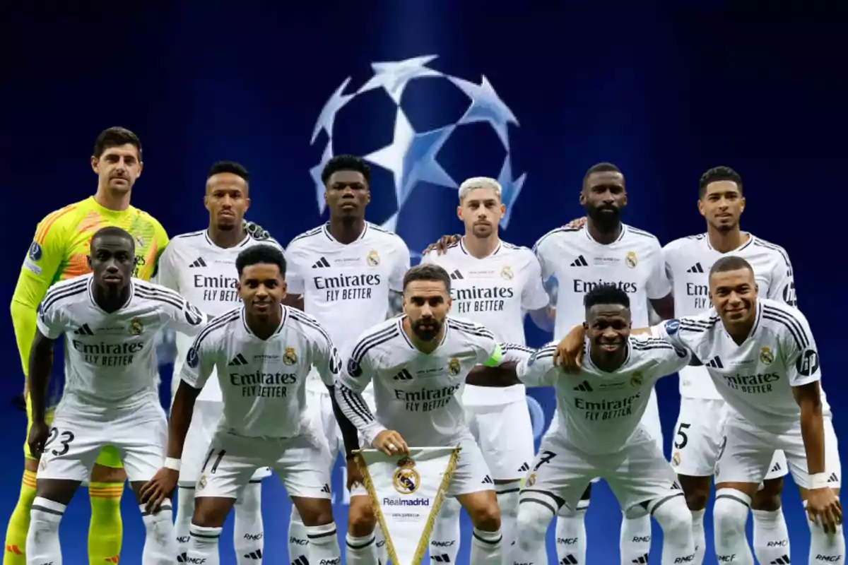 Jugadores de fútbol del Real Madrid posando con el uniforme blanco frente al logo de la UEFA Champions League.