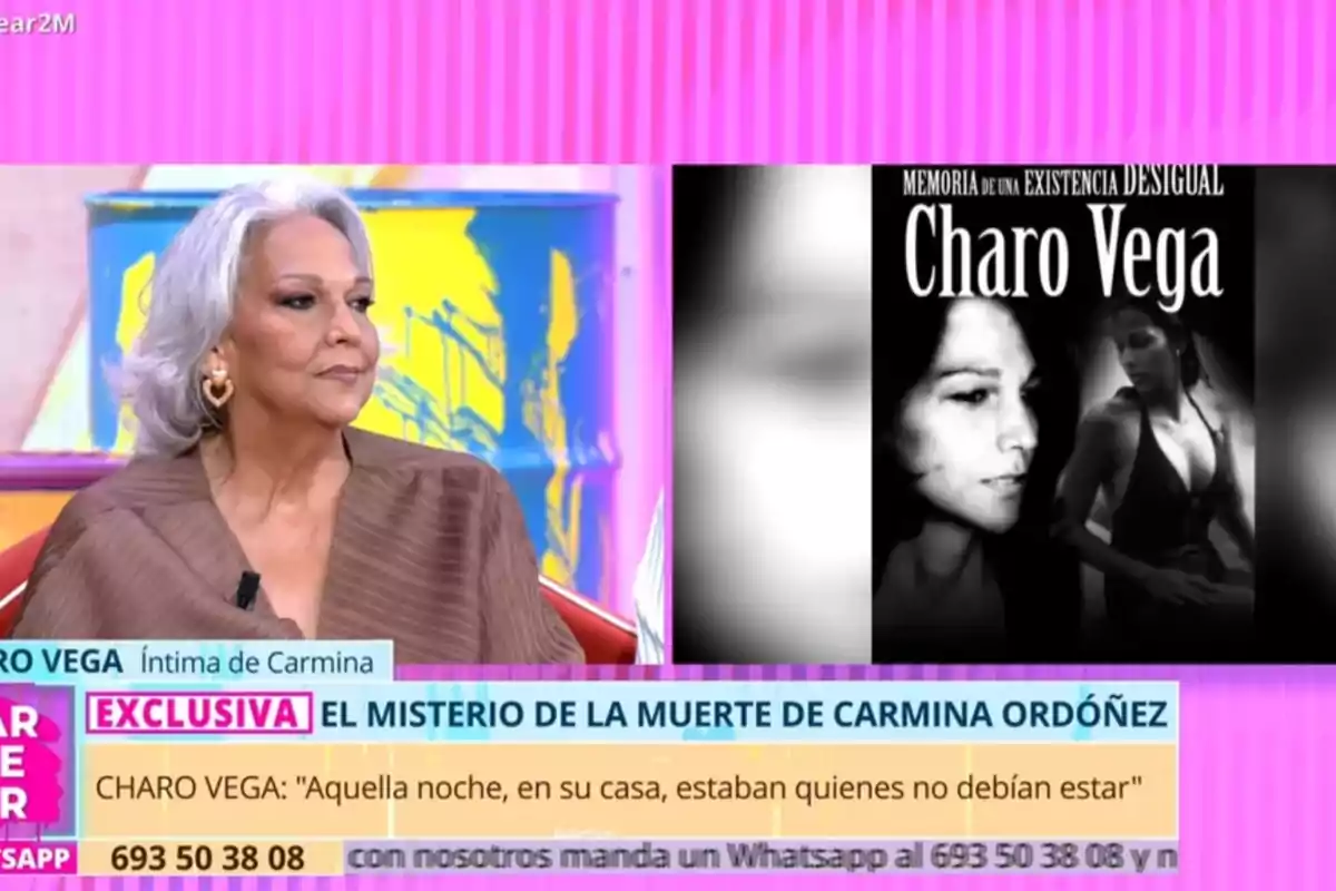 Una mujer de cabello canoso y pendientes de corazón está sentada en un plató de televisión con un fondo colorido, a su lado hay una imagen en blanco y negro de la portada de un libro titulado Una mujer de cabello canoso y pendientes de corazón está sentada en un plató de televisión con un fondo colorido, a su lado hay una imagen en blanco y negro de la portada de un libro titulado