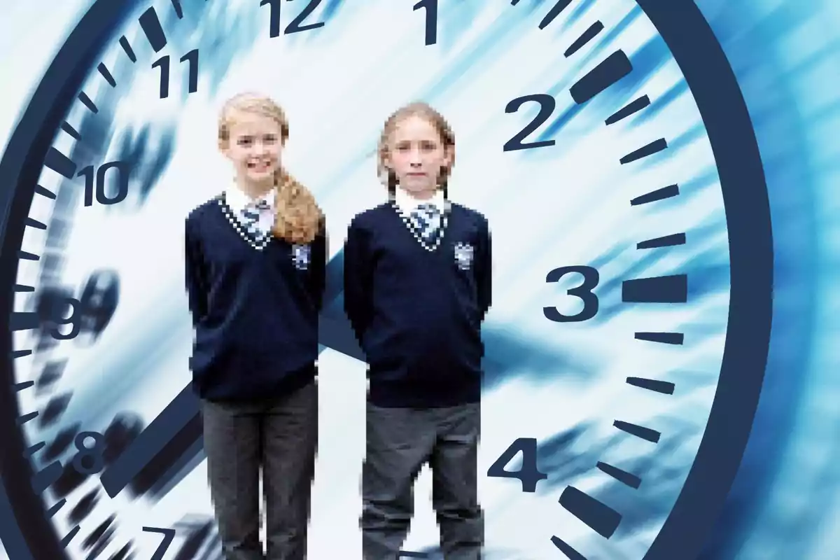 Dos estudiantes con uniforme escolar posan frente a un fondo de reloj gigante.