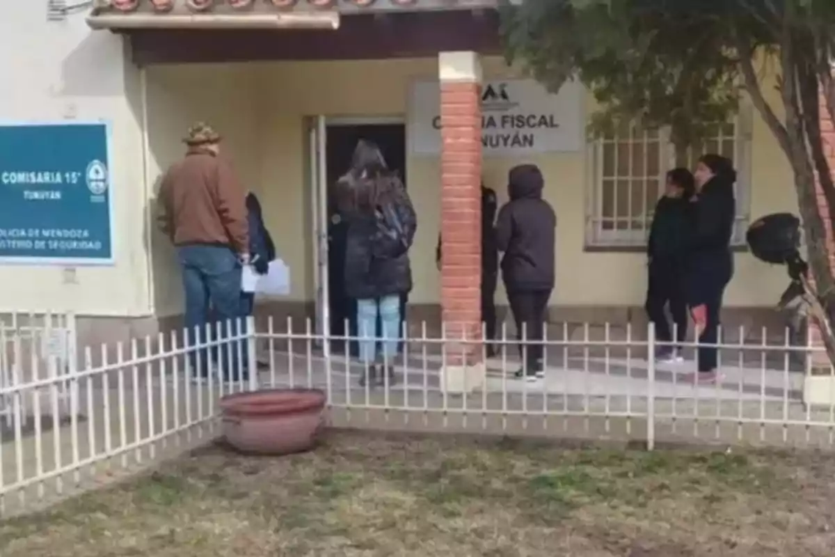 Varias personas hacen fila en la entrada de una comisaría junto a un cartel que indica que es la Comisaría 15 de Tunuyán en Mendoza Varias personas hacen fila en la entrada de una comisaría junto a un cartel que indica que es la Comisaría 15 de Tunuyán en Mendoza