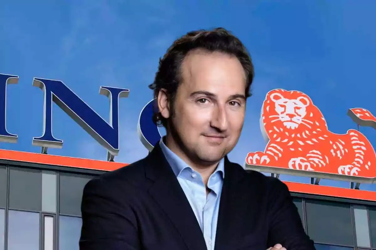 Un hombre de traje frente a un edificio con el logotipo de un león naranja y las letras "ING".