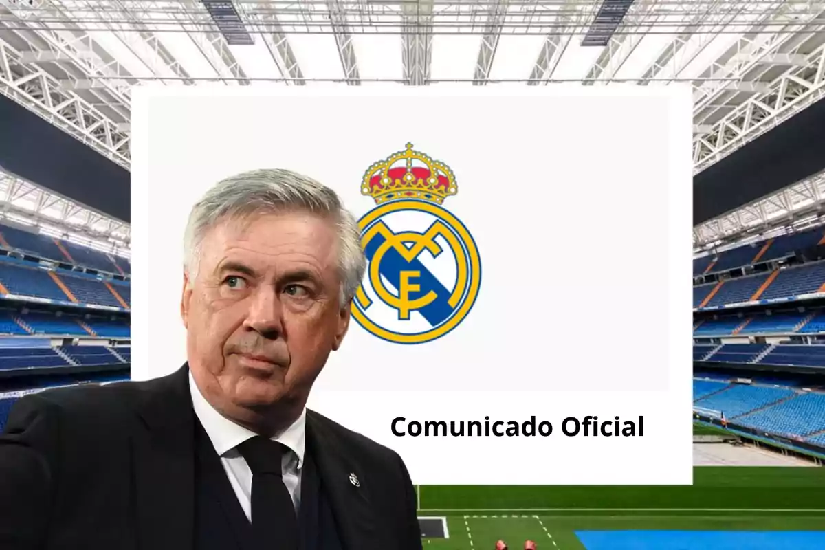 Carlo Ancelotti mirando de reojo y de fondo el escudo del Real Madrid sobre fondo blanco con las letras 'Comunicado Oficial' delante de una foto del terreno de juego de Santiago Bernabéu