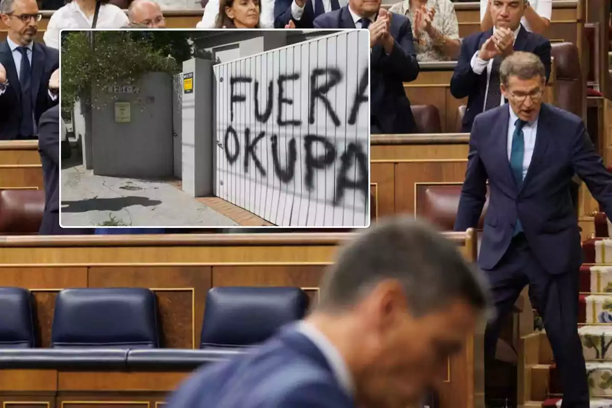 Un político en un parlamento mientras una imagen superpuesta muestra una puerta con un grafiti que dice "Fuera Okupa".