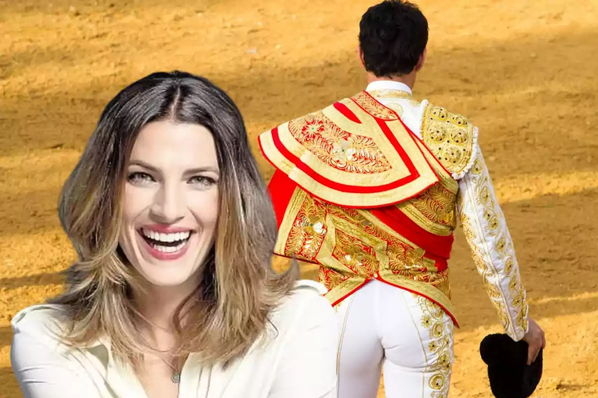 Una mujer sonriente en primer plano y un torero de espaldas en una plaza de toros.