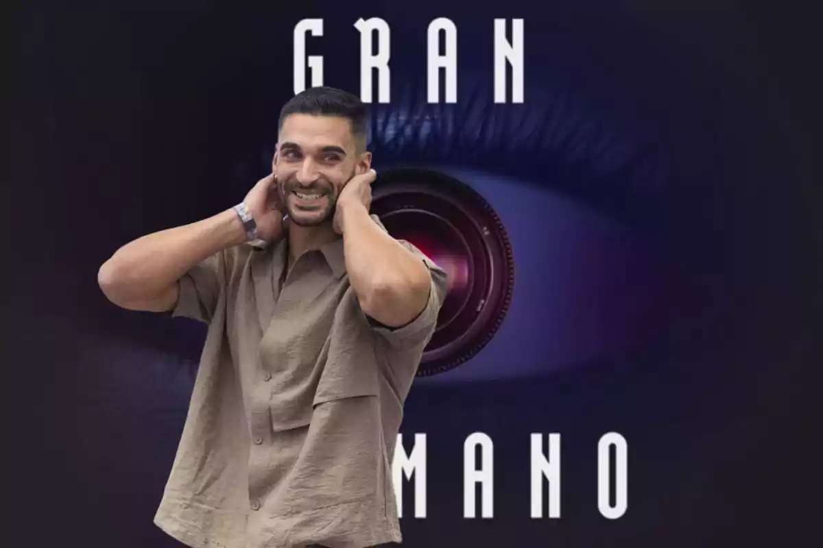 Un hombre sonriente con las manos en la cabeza frente a un fondo con un ojo y una cámara, y el texto "GRAN HERMANO".