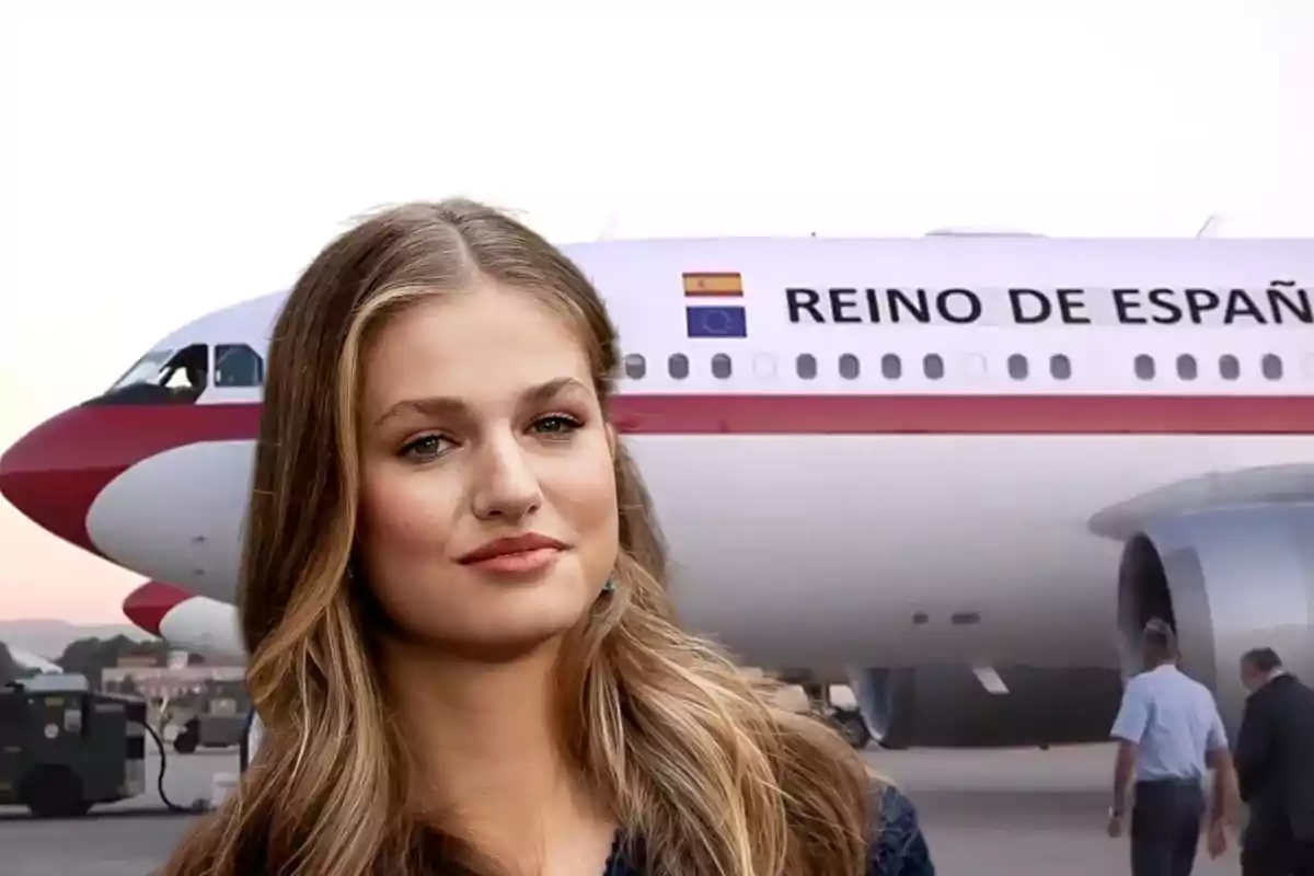 Una mujer frente a un avión con la inscripción "Reino de España".