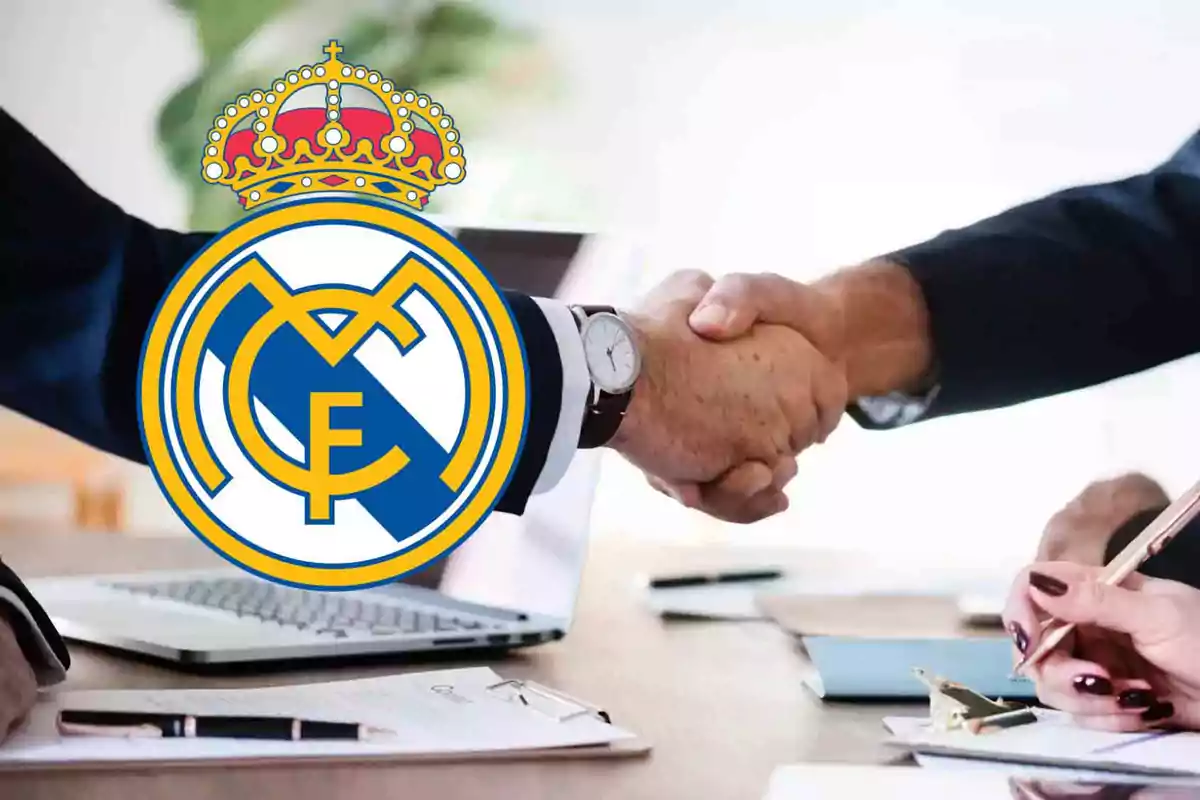 Dos personas estrechando manos con el logo del Real Madrid superpuesto.