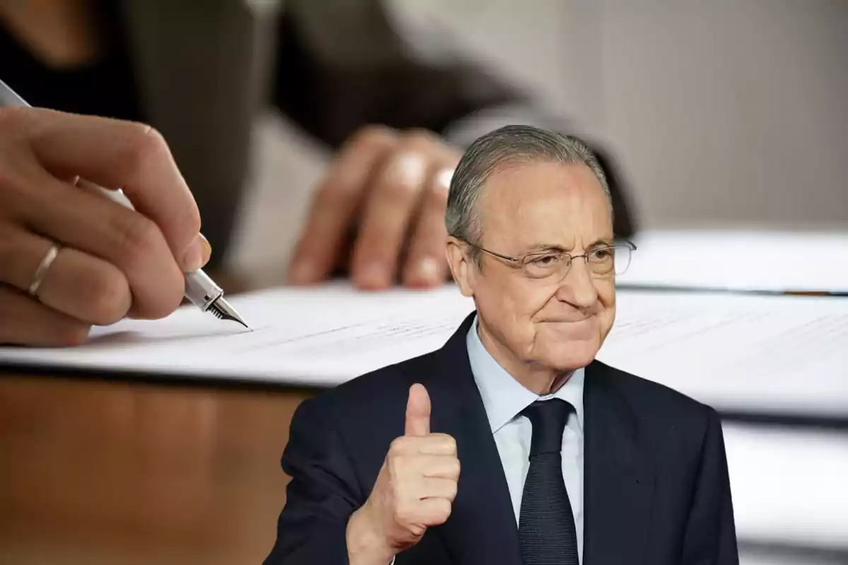 Un hombre mayor con gafas y traje oscuro levantando el pulgar en señal de aprobación con una imagen de fondo de una mano firmando un documento con una pluma estilográfica.