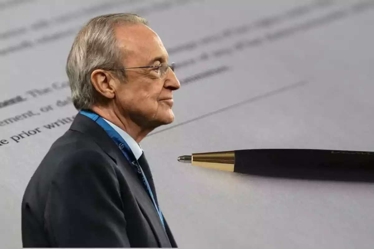 Un hombre de perfil con gafas y traje oscuro frente a un documento y un bolígrafo.