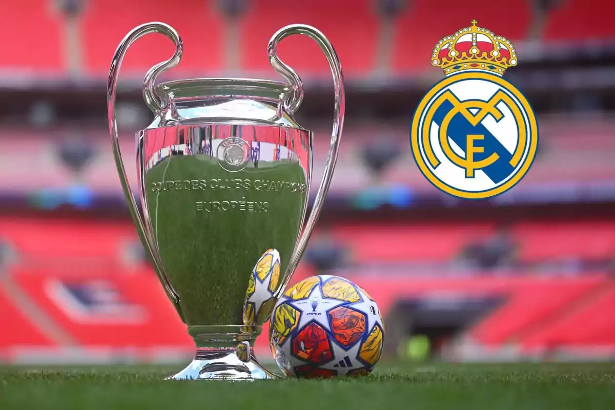 Copa de la Champions League con el escudo del Real Madrid al lado