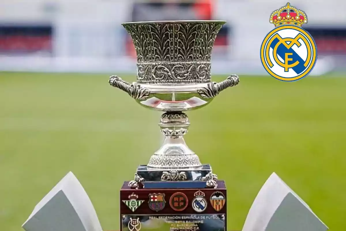 Trofeo de la Supercopa de España con el escudo del Real Madrid en el fondo.