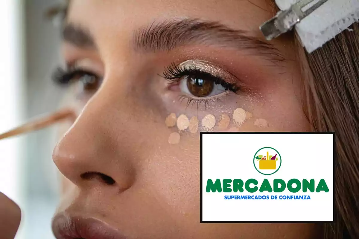 Primer plano de un ojo maquillado con corrector aplicado debajo y un logotipo de Mercadona en la esquina.