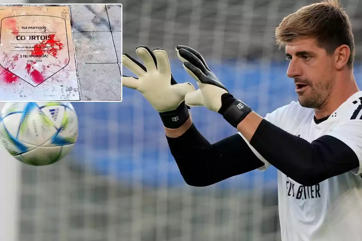 Un portero de fútbol con guantes se prepara para atrapar un balón, mientras que en la esquina superior izquierda se muestra una placa en el suelo con el nombre "Courtois" y manchas de pintura roja.