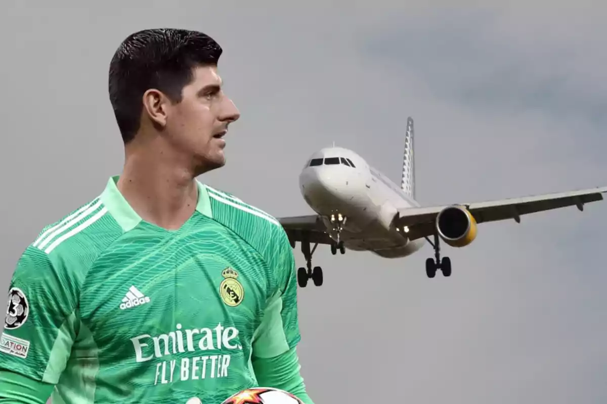 Un jugador de fútbol con uniforme verde del Real Madrid está en primer plano mientras un avión se aproxima para aterrizar en el fondo.