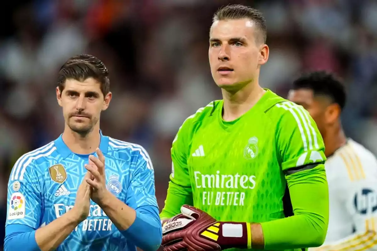 Dos porteros del Real Madrid con uniformes de juego, uno en azul y otro en verde, durante un partido.