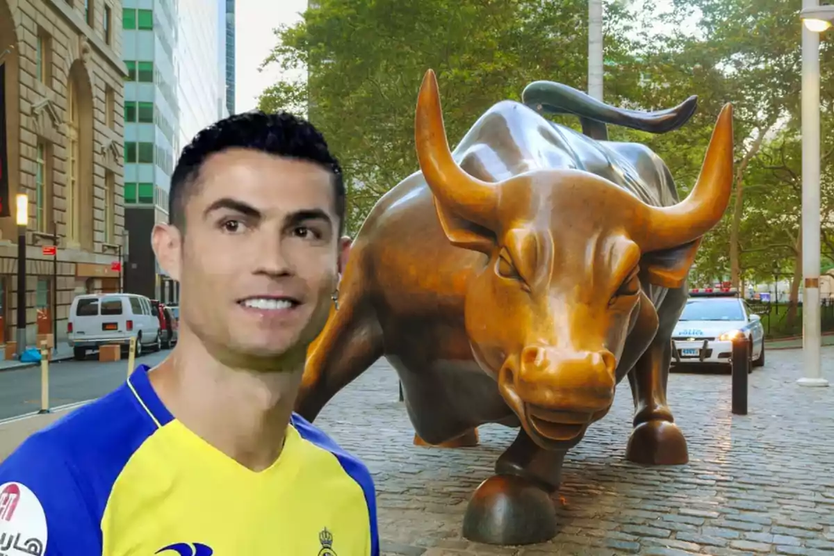 Un hombre con una camiseta amarilla y azul está frente a la famosa estatua del toro de Wall Street en una calle de la ciudad.