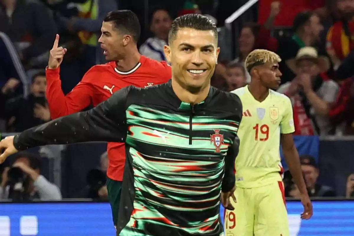 Futbolista portugués sonriente con uniforme de entrenamiento en primer plano durante un partido, con jugadores de otros equipos y público en el fondo