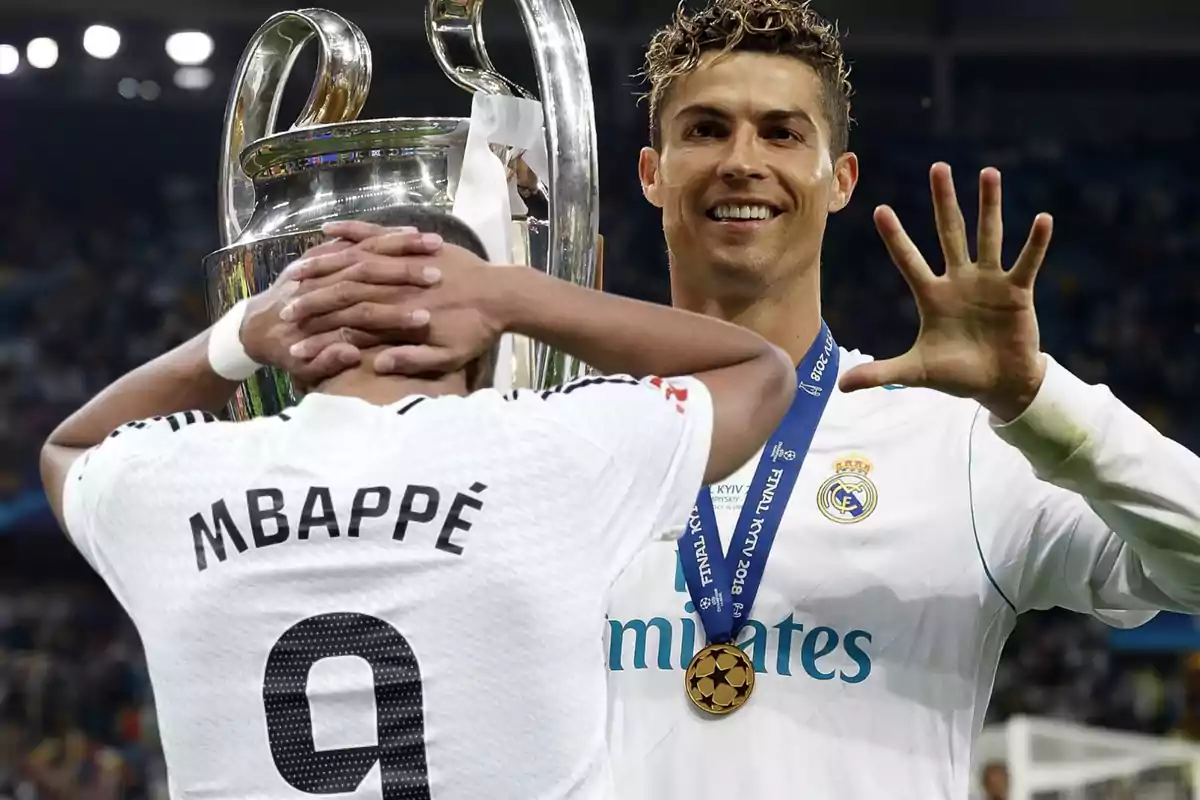 Dos futbolistas en un estadio, uno con una medalla y el otro con las manos en la cabeza frente a un trofeo.