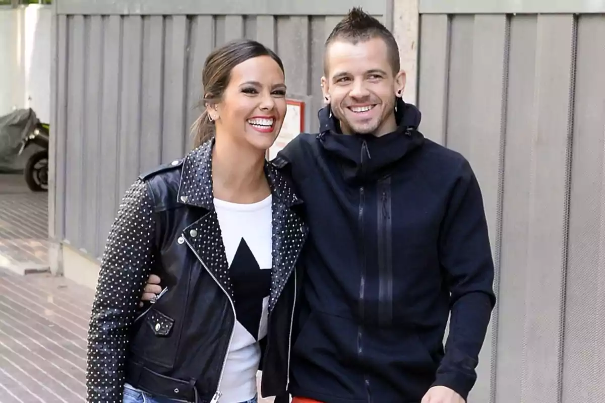 Cristina Pedroche se abraza a Dabiz Muñoz paseando por la calle Cristina Pedroche se abraza a Dabiz Muñoz paseando por la calle